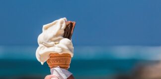 Jak ładnie podać lody na talerzyku?