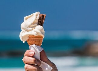 Jak ładnie podać lody na talerzyku?