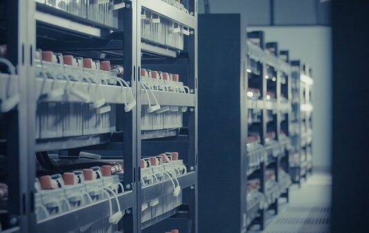 Czy słaby akumulator ma wpływ na pracę silnika?