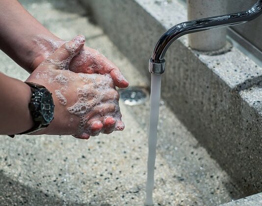 W czym myć pędzle po farbie akrylowej?