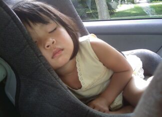 Do jakiego wieku dziecko musi jeździć w foteliku 2023?