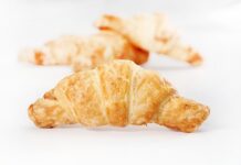 Jak poprowadzić kable do gniazdek?