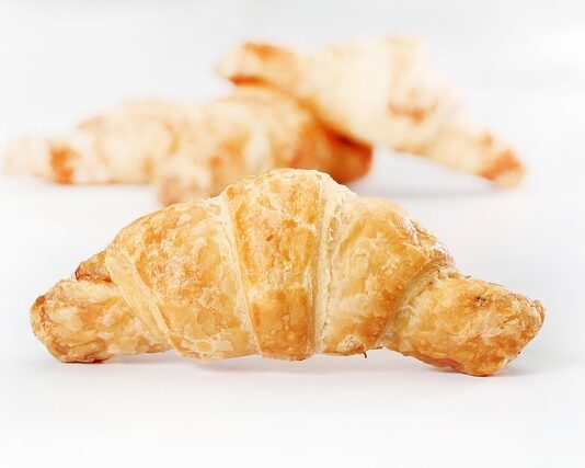 Jak poprowadzić kable do gniazdek?